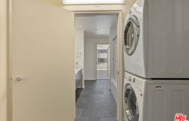 1 bed, 1.5 baths, 1,090 sqft, $3,000, Unit 302