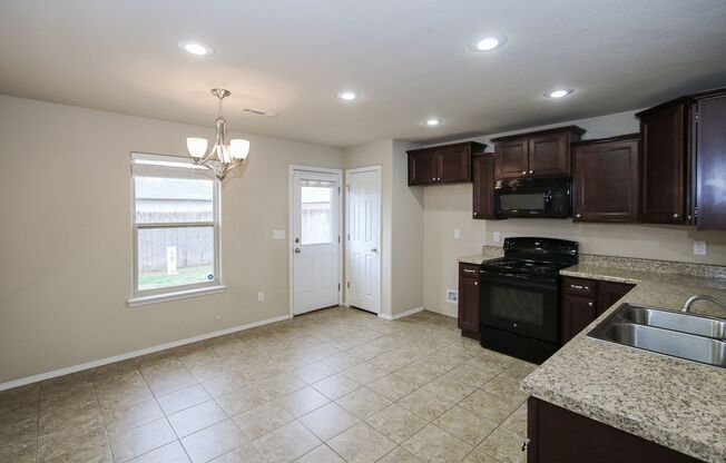 Spacious 4 bedroom in Centerton!