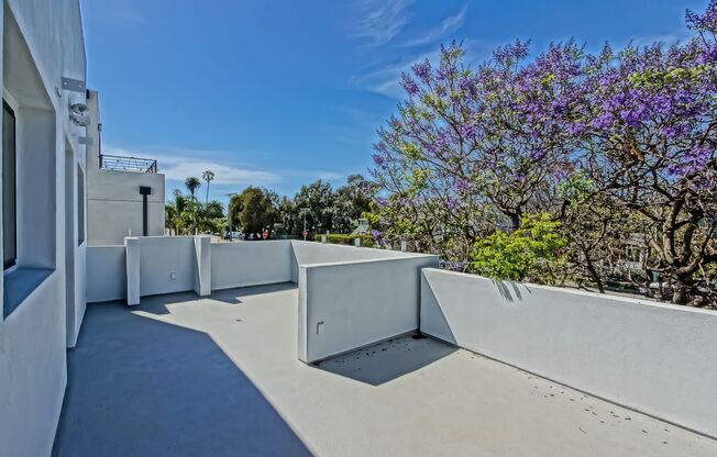 MODERN & BRIGHT. TOP-FLOOR, 4BR3BA HOUSE-LIKE APARTMENT W/ OPEN FLOOR PLAN, 3 DECKS FOR INDOOR/OUTDOOR LIVING & 2-CAR GARAGE JUST BLOCKS TO ABBOT KINNEY, PARK & MINS TO CANALS & BEACH!