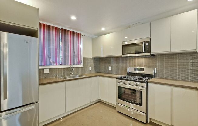 Remodeled 2 Bed 1 Bath Home with Bonus Room in Menlo Park