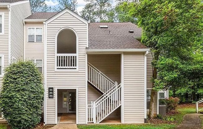 Charming 2BR Condo in Raleigh exelent location 5 min from Fenton market