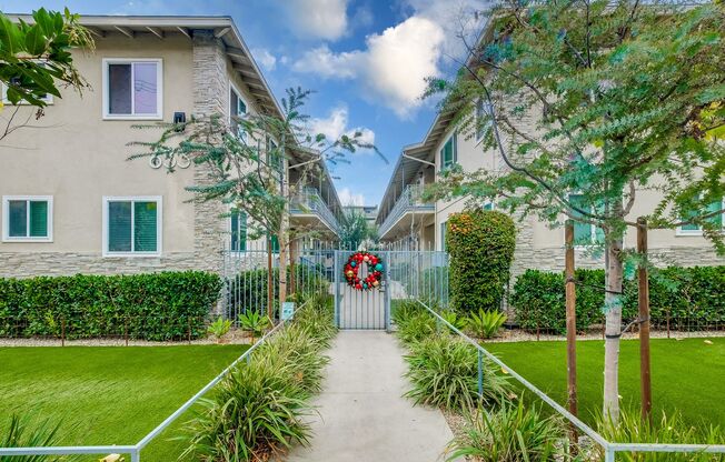 629 - 633 W. Hyde Park Blvd