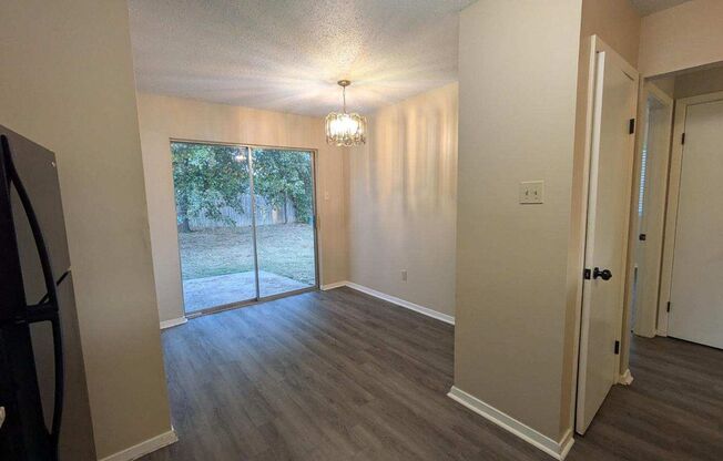 2 beds, 1 bath, 918 sqft, $1,050