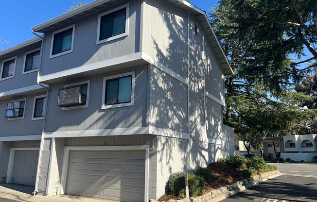 Updated 3 bed 2.5 bath Townhouse in Campbell with AC.