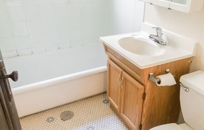 2 beds, 1 bath, 815 sqft, $2,100, Unit 4819-3A