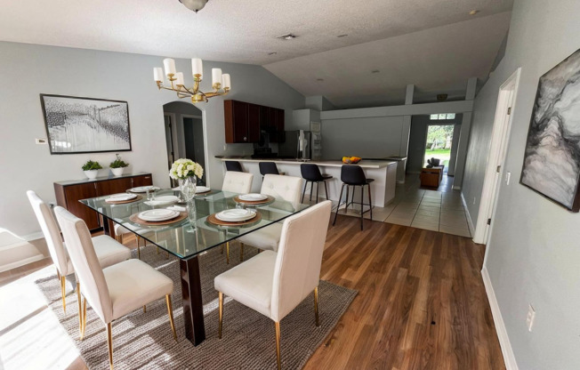 A Gorgeous 5-Bedroom House in a Golf Coursea Golf Course Community