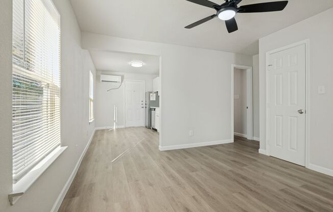 407 N JUSTIN AVE