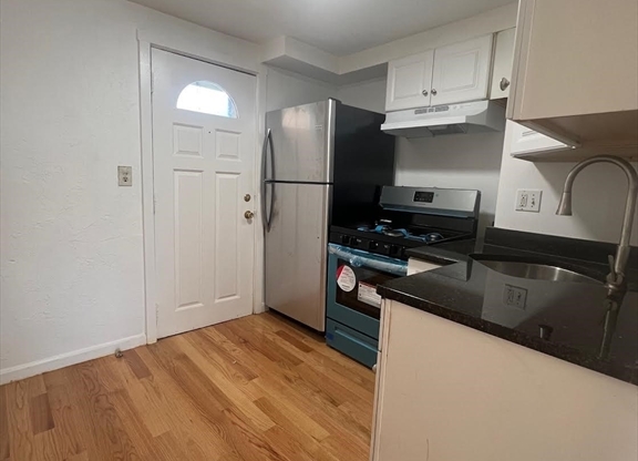 2 beds, 1 bath, $2,250, Unit 3