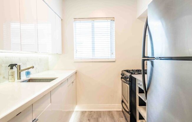 2 beds, 1 bath, 800 sqft, $2,000, Unit 14