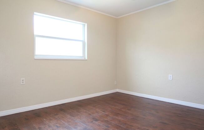2 Bedroom, 1 Bathroom Home for Rent in St Petersburg!
