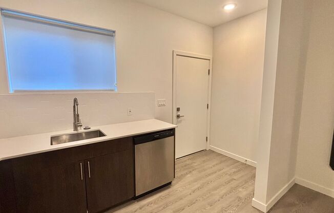 1 MONTH FREE RENT! Brand New Modern Units in N. Tabor Neighborhood