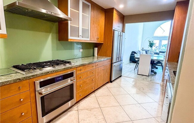 435 ARNAZ DR