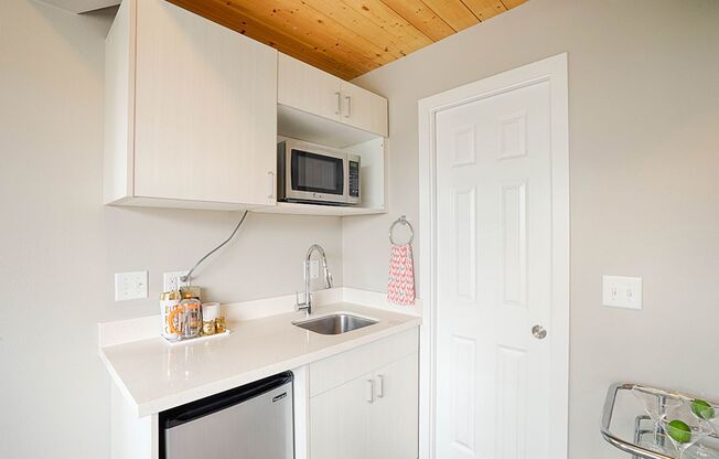 Studio, 1 bath, 156 sqft, $1,195, Unit B8