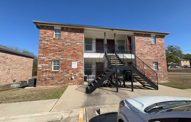 2 beds, 1 bath, $795, Unit 202 Truman Ave W. Unit C