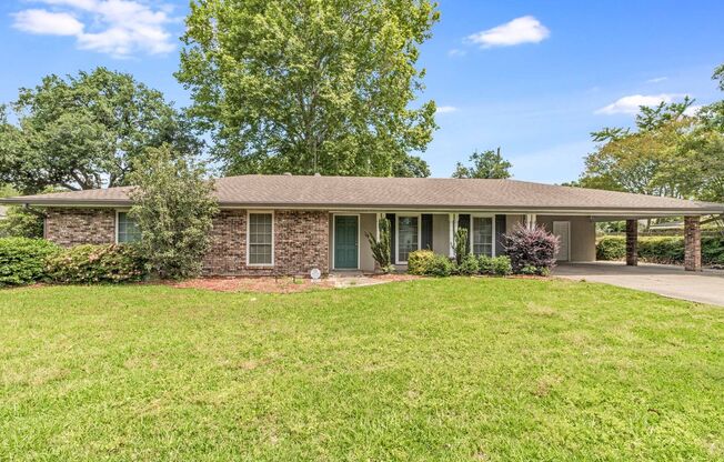 Beautiful 3 bedroom, 2 bathroom home available in Lafayette!