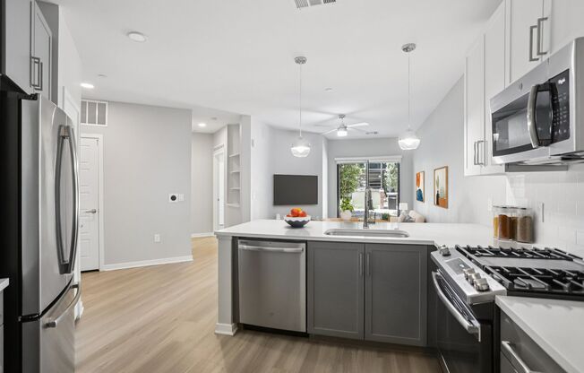 1 bed, 1 bath, 736 sqft, $1,525, Unit 428