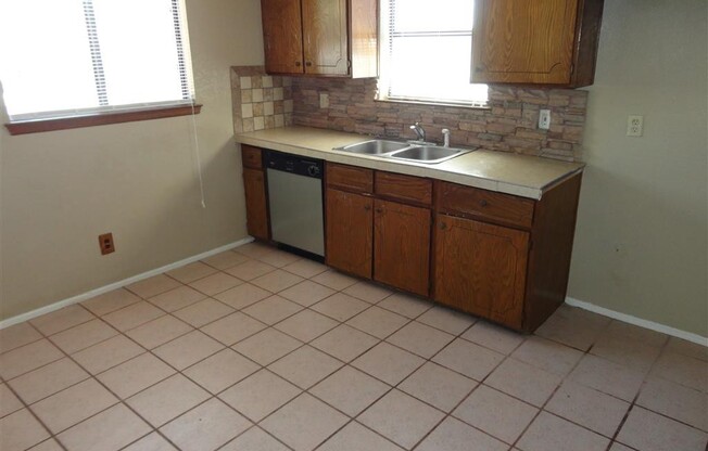 3 beds, 2 baths, $1,595