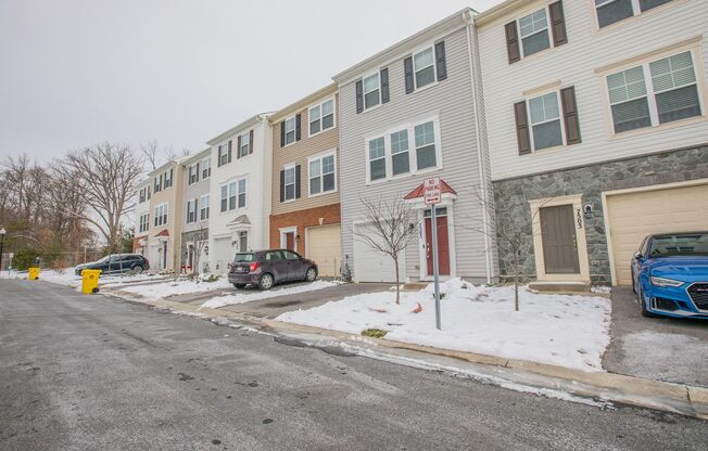 Amazing 3 BR/2 Full BA & 2 Half BA Townhome in Glen Burnie!