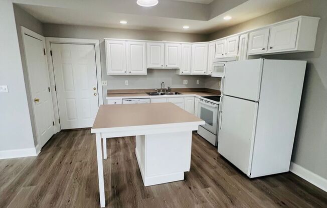 RENOVATED 4 bed 3.5 bath Duplex - Available for IMMEDIATE move in