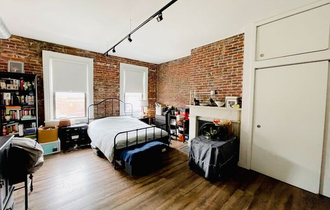 Spacious Master Bedroom and En-Suite in Lawrenceville