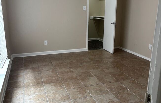 3 beds, 2 baths, 1,200 sqft, $1,905, Unit 3-1636-B