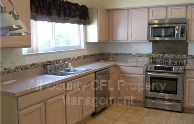 2731 LAKEMOOR DR
