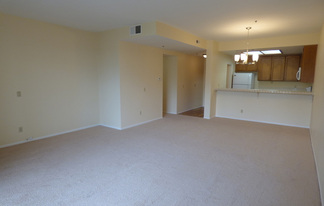 Spacious 2 Bedroom 2 Bath Condo in Bankers Hill Close, Walking Distance to Balboa Park