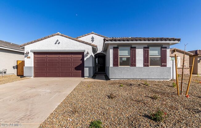 Beautiful new build w mountain views