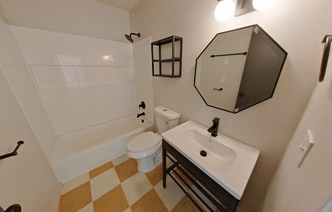 2 beds, 1 bath, 647 sqft, $1,600, Unit 34B