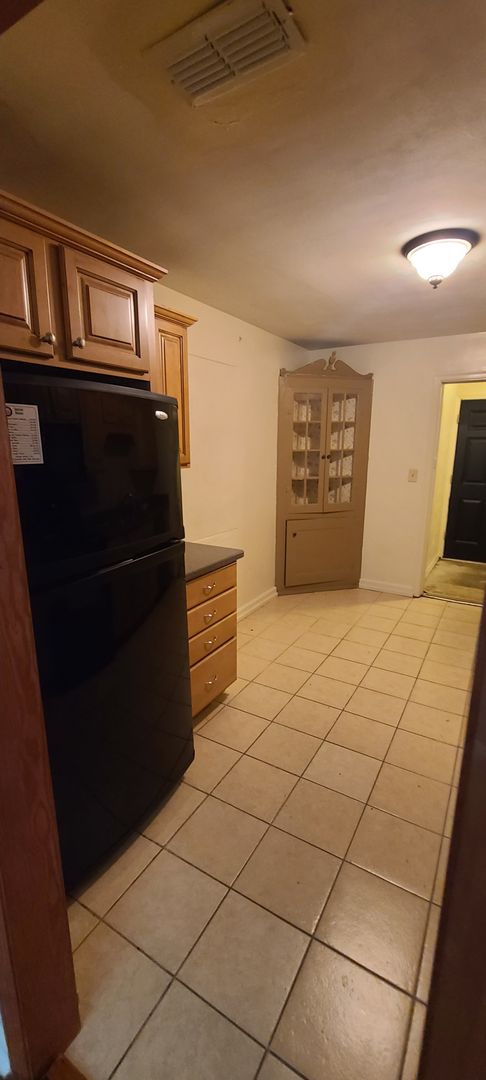 3 beds, 2 baths, $1,600