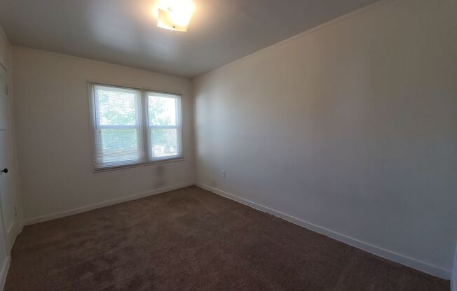 3 beds, 1 bath, $1,575, Unit 1411