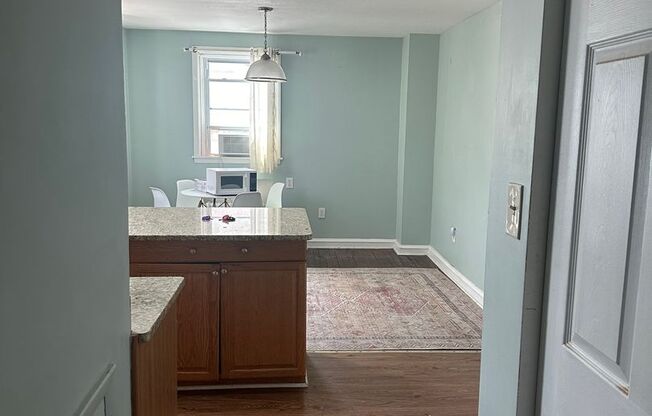 2 beds, 1 bath, $2,200, Unit Third Floor