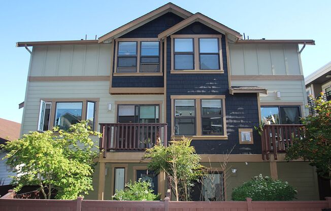 LUXURY 2-BED BALLARD TOWNHOME FOR RENT WITH EASY COMMUTE!