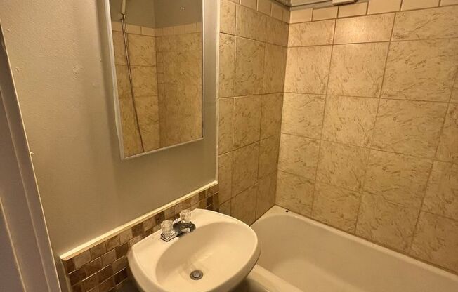 Studio, 1 bath, 420 sqft, $995, Unit 5