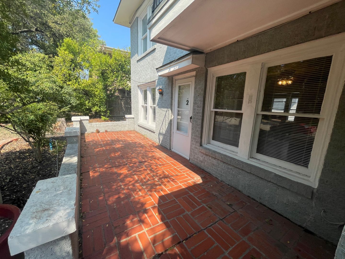 Charming 2/1 Downstairs Apartment Unit w/ AMAZING Character! Real Hardwood Floors Throughout//Minutes to Downtown Fort Worth/West 7th St!