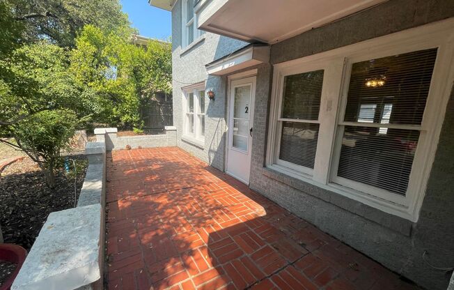 Charming 2/1 Downstairs Apartment Unit w/ AMAZING Character! Real Hardwood Floors Throughout//Minutes to Downtown Fort Worth/West 7th St!
