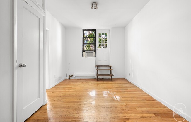 307 W 29 ST