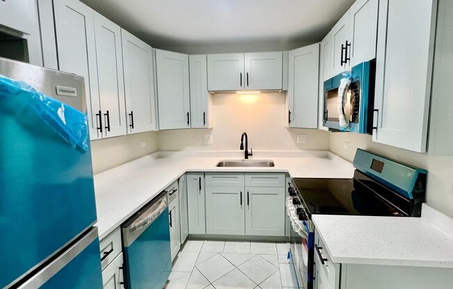 NEWLY Remodeled Forest Park 2 Bed / 1 Bath Condo! Parking INCLUDED In Rent!
