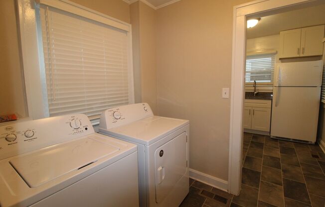 2 beds, 1 bath, $1,350, Unit 4007 BELL STREET