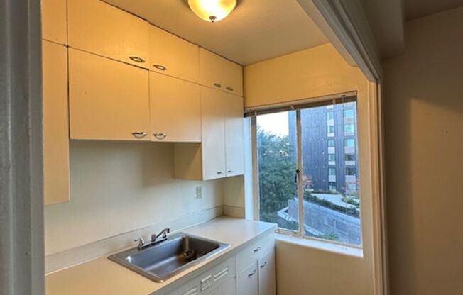 Studio, 1 bath, 348 sqft, $1,125, Unit 506B