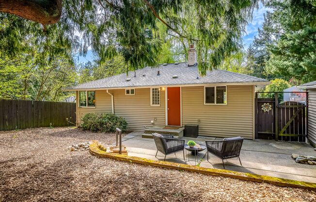 Nice 2 beds house in Maple Leaf within additional Bonus room detached.