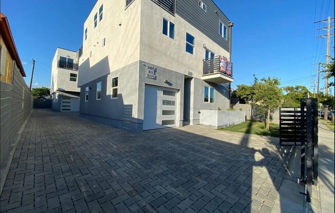 211 E 29 ST