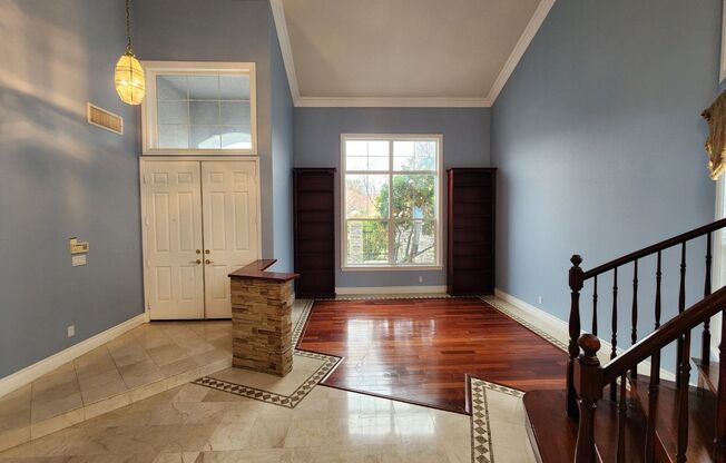 Entertainers Delight with minutes of shopping and restaurants