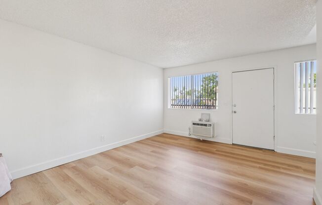 2 beds, 1 bath, 700 sqft, $2,128, Unit 545-1001