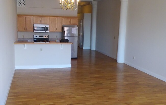 1 bed, 1 bath, 949 sqft, $1,300, Unit 9