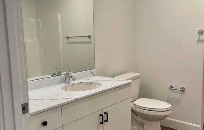 Studio, 1 bath, 327 sqft, $1,600, Unit 410 5th #202