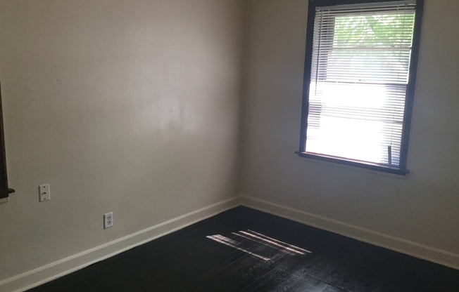 2 beds, 1 bath, $850, Unit upper