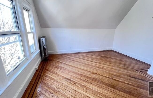 828 E 34 ST