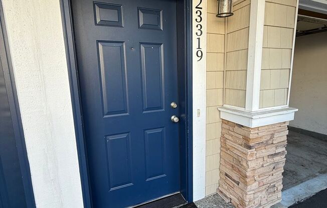 Updated Kent Townhome - Private Garage & AC