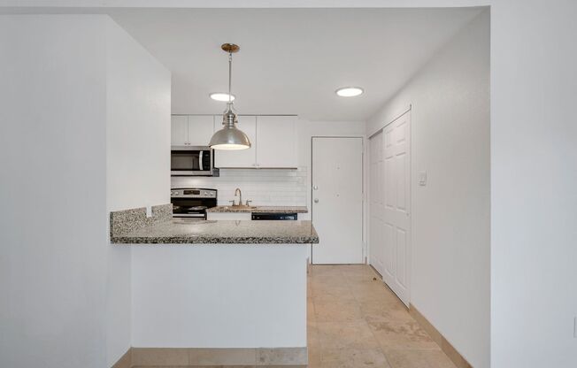 Studio, 1 bath, 450 sqft, $1,299, Unit 32
